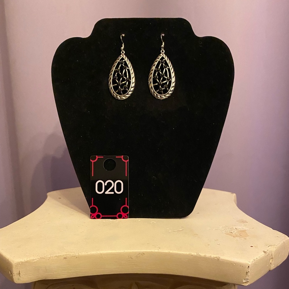 These are very unique silver teardrop earrings. Inside is a spiderweb design.